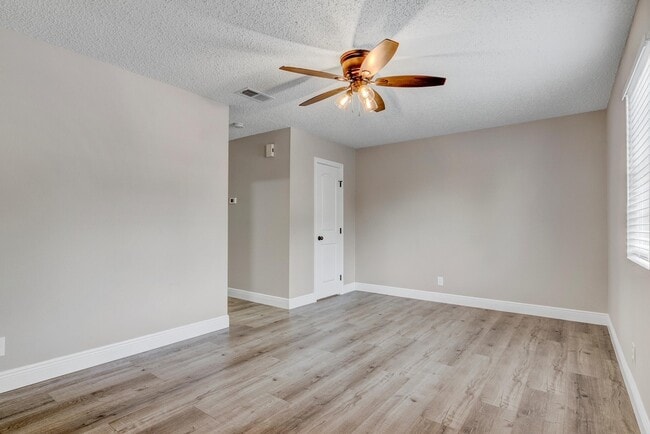 McFaddin North Apartments in Beaumont, TX - Foto de edificio - Building Photo