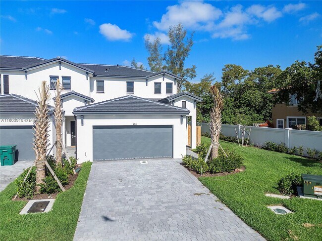 4901 Oakmont Dr in Dania Beach, FL - Building Photo - Building Photo