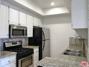14430 Benefit St in Los Angeles, CA - Foto de edificio - Building Photo