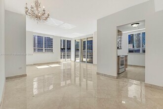 801 Brickell Key Blvd in Miami, FL - Foto de edificio - Building Photo