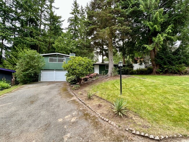 14613 57th Pl W in Edmonds, WA - Foto de edificio - Building Photo