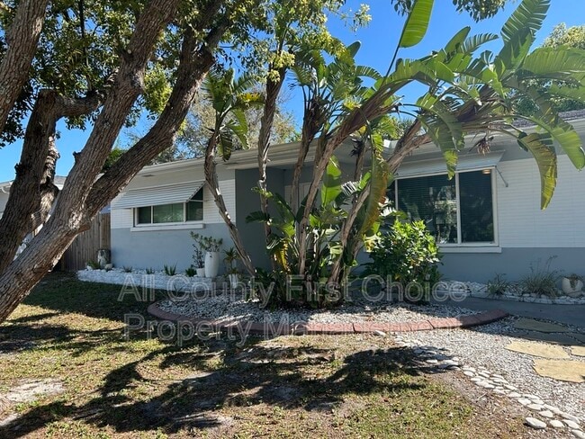 1631 San Charles Dr in Dunedin, FL - Building Photo - Building Photo