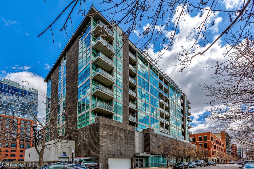 225 S Sangamon St in Chicago, IL - Building Photo