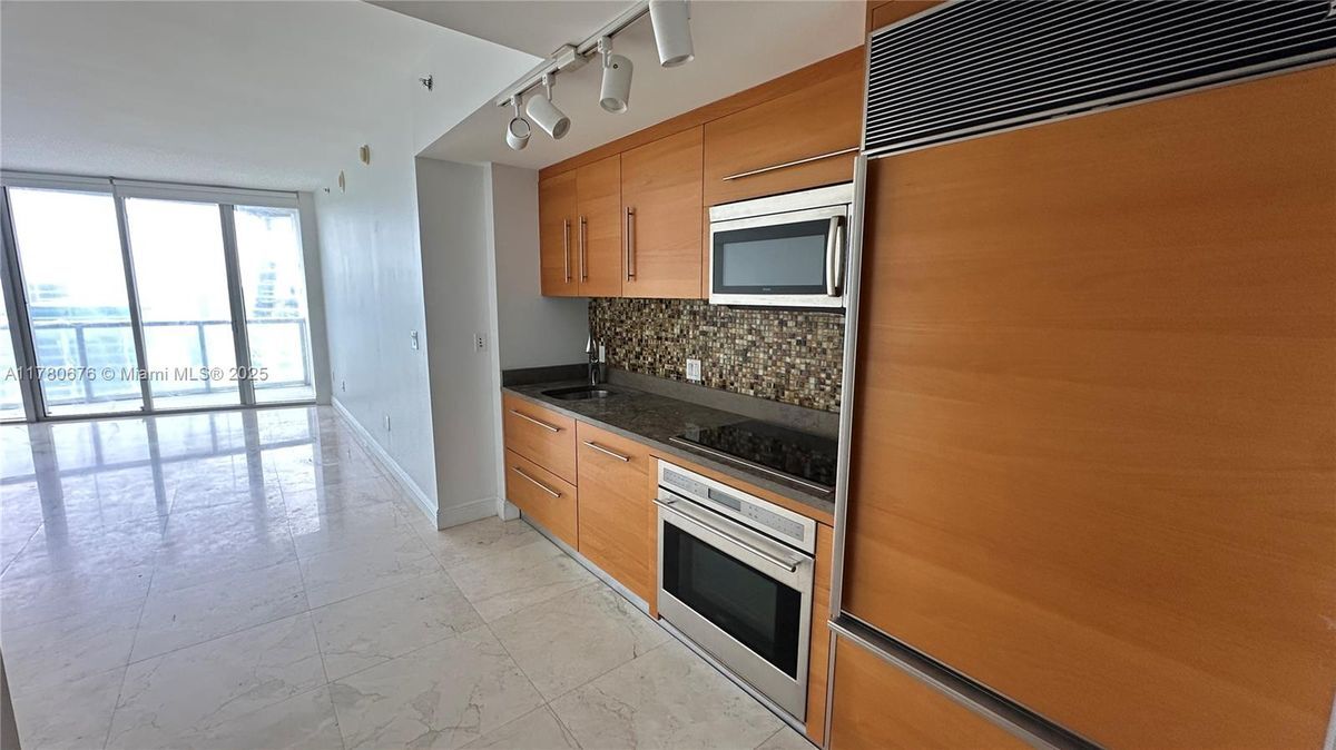 475 Brickell Ave in Miami, FL - Building Photo