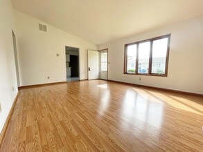 150 Meadows Cir in Crown Point, IN - Building Photo - Building Photo