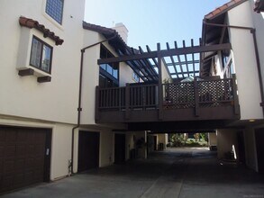 8614 Villa La Jolla Dr in San Diego, CA - Building Photo - Building Photo