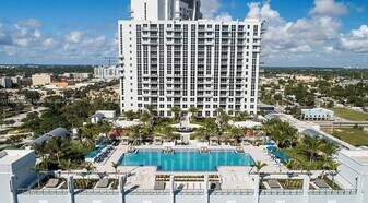 1776 Polk St, Unit 817 in Hollywood, FL - Building Photo