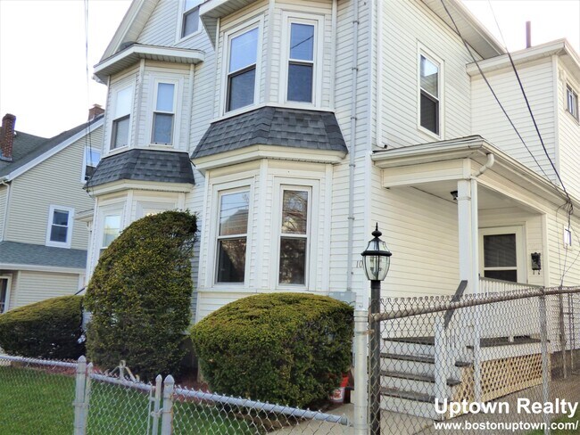 10 Stearns St, Unit #1C in Waltham, MA - Foto de edificio - Building Photo