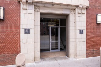 Folio Square in Chicago, IL - Building Photo - Building Photo