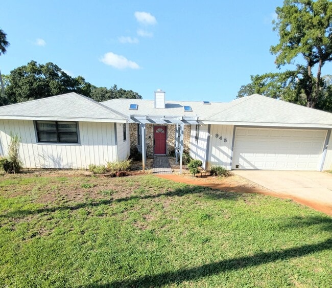property at 945 Bramble Bush Cir W