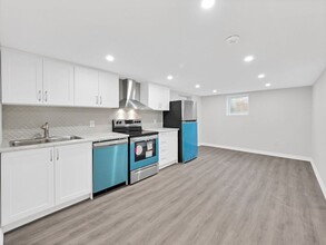 63 Locheed Dr in Hamilton, ON - Building Photo - Building Photo