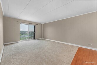 300 S Roselle Rd in Schaumburg, IL - Foto de edificio - Building Photo