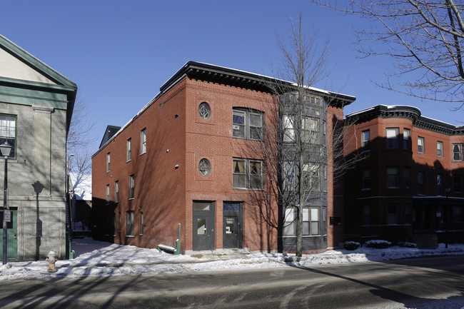 Carleton Court in Portland, ME - Foto de edificio - Building Photo