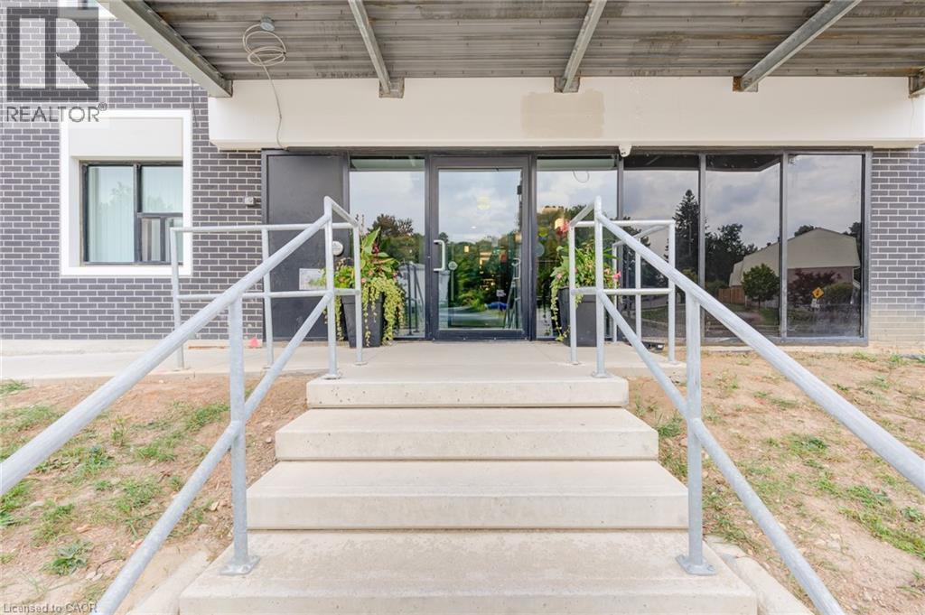 595 Strasburg Rd in Kitchener, ON - Building Photo