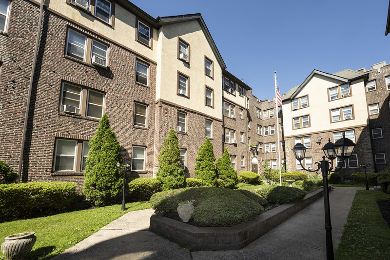 English Manor Apartments in Philadelphia, PA - Foto de edificio