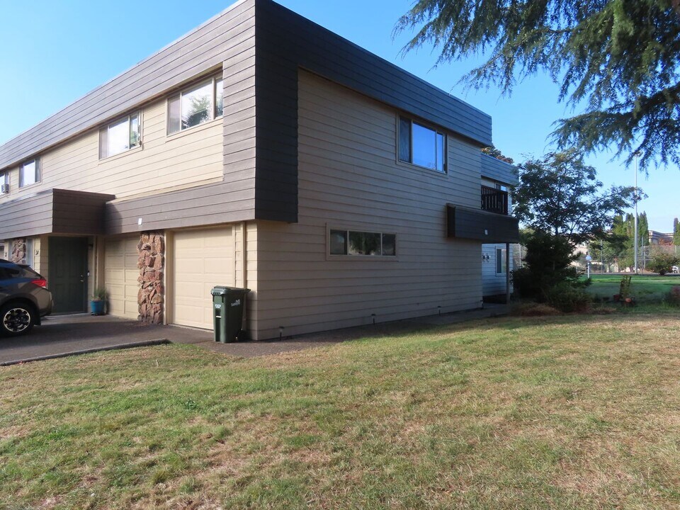 2727 Gateway St in Springfield, OR - Building Photo