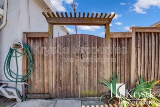 211 Oakmore Ct in Vallejo, CA - Foto de edificio - Building Photo