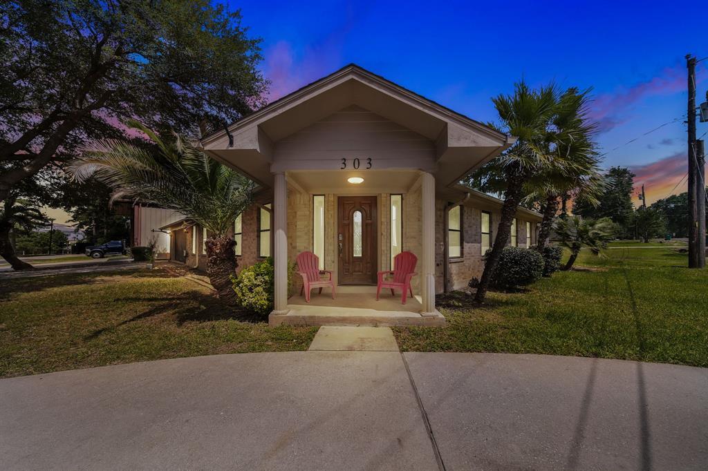 303 Shawnee in Montgomery, TX - Building Photo
