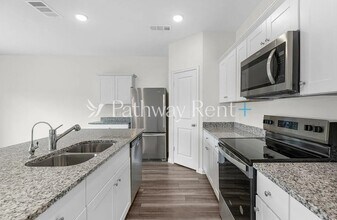 1058 Large Poppy Dr in La Vergne, TN - Building Photo - Building Photo