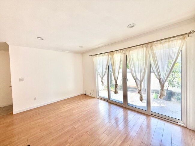 2521 W Sunflower Ave in Santa Ana, CA - Foto de edificio - Building Photo