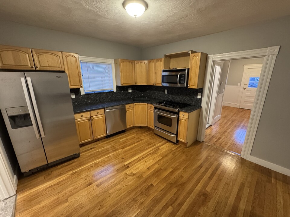 35 Cameron Ave, Unit 1 in Somerville, MA - Building Photo