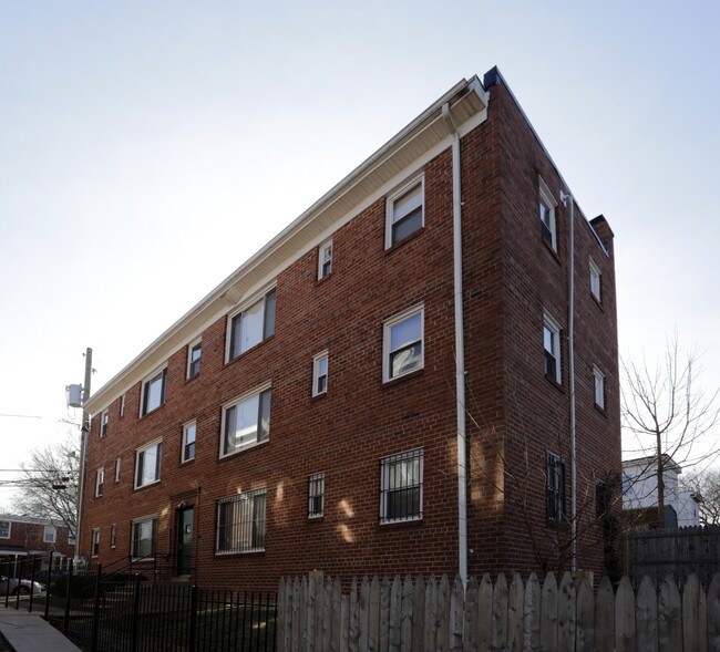 272 56th St NE in Washington, DC - Foto de edificio - Building Photo