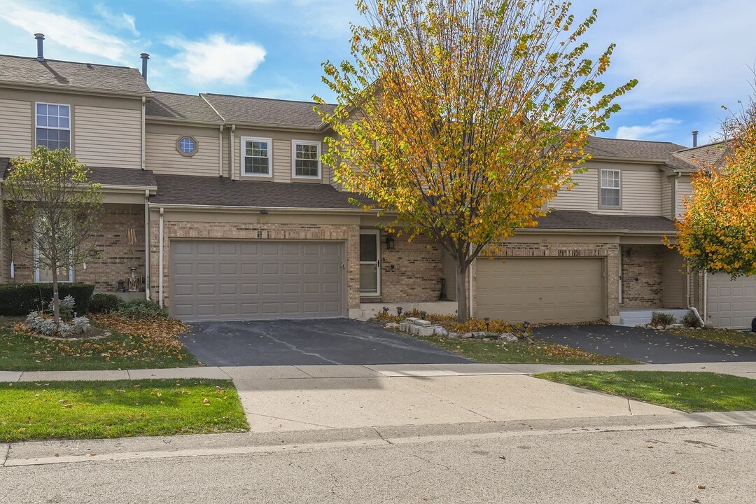 973 Old Oak Cir in Algonquin, IL - Foto de edificio