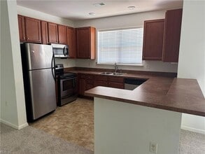 932 Southmoor Dr, Unit 323 in Virginia Beach, VA - Building Photo - Building Photo
