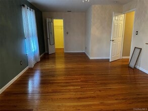 15 Shari Ct in Hicksville, NY - Building Photo - Building Photo