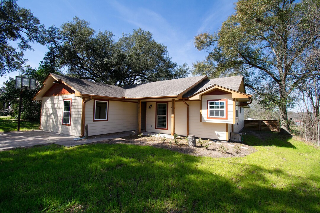 518 S Masonic St in Bellville, TX - Building Photo