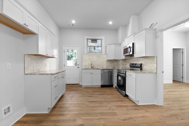 property at 826 W Victory Dr