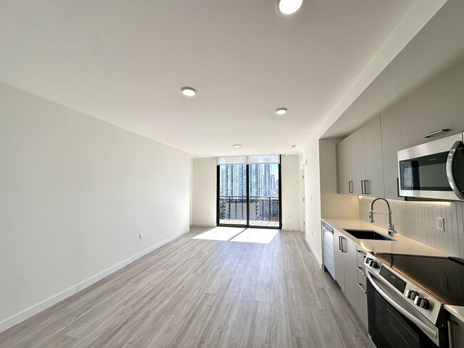 243 NW 30th St, Unit A4 in Miami, FL - Foto de edificio - Building Photo