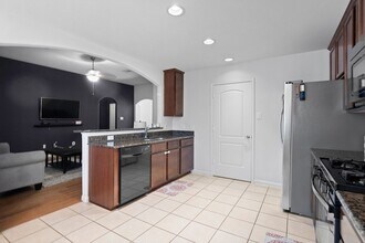 2022 Borthwick Ln in Conroe, TX - Foto de edificio - Building Photo