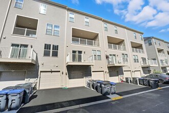 707 Thomas Ln in Manassas Park, VA - Foto de edificio - Building Photo