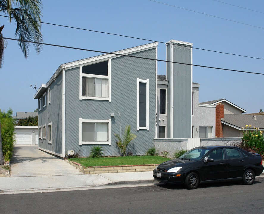 16681 Lynn St in Huntington Beach, CA - Foto de edificio