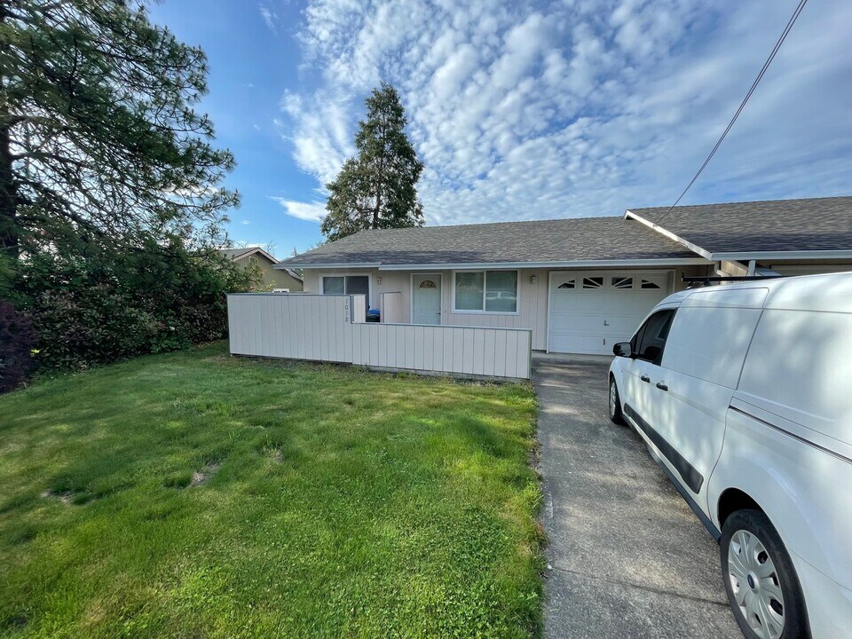 1020 W 6th Ave in Sutherlin, OR - Building Photo