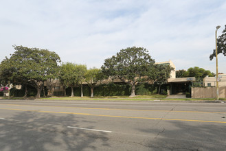 Queensland Manor North in Los Angeles, CA - Building Photo - Building Photo