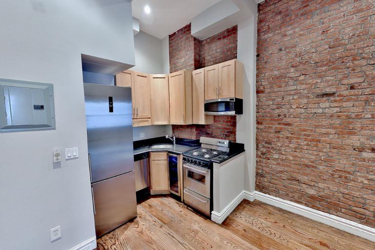 138 E 16th St in New York, NY - Building Photo