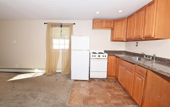 72 Dartmouth St in Islip, NY - Building Photo - Building Photo