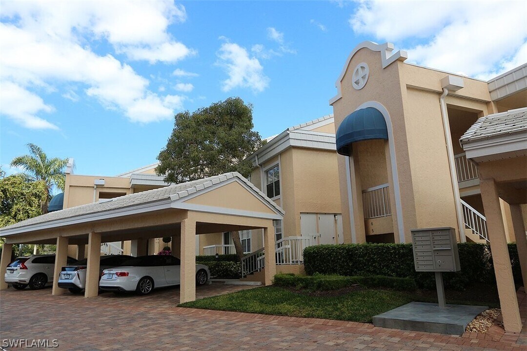 6131 Pelican Bay Blvd in Naples, FL - Building Photo