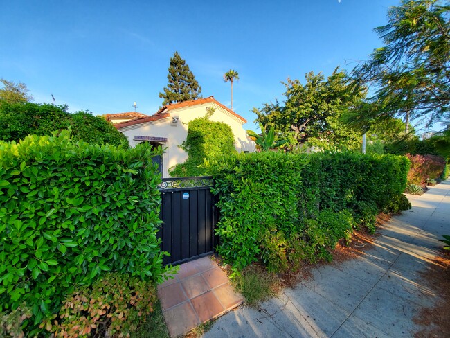 166 S Gardner St in Los Angeles, CA - Foto de edificio - Building Photo