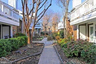 2616-H S Arlington Mill Dr in Arlington, VA - Building Photo - Building Photo