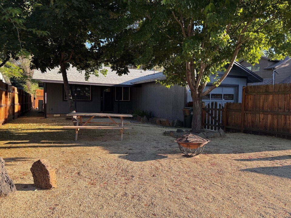 533 NE Olney Ave in Bend, OR - Building Photo