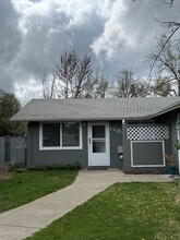1282-1284 Carmel Cir in Medford, OR - Foto de edificio - Building Photo
