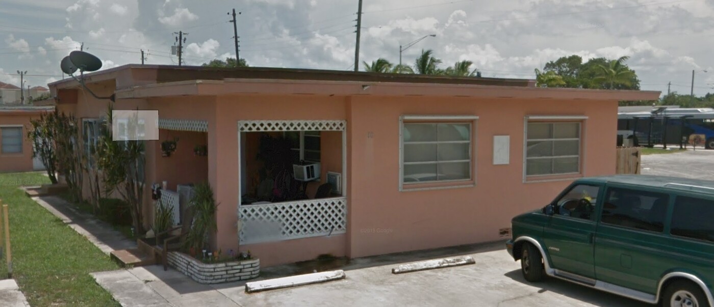 10 SE 14th St in Dania Beach, FL - Building Photo