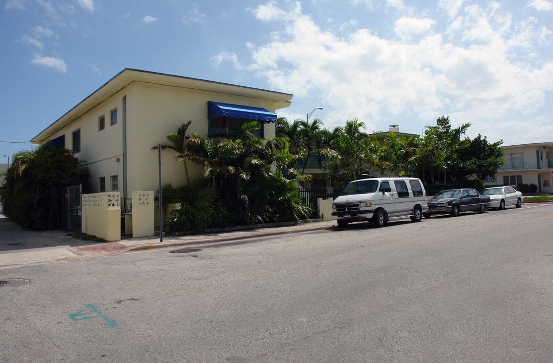 Apartment building in Miami Beach, FL - Building Photo