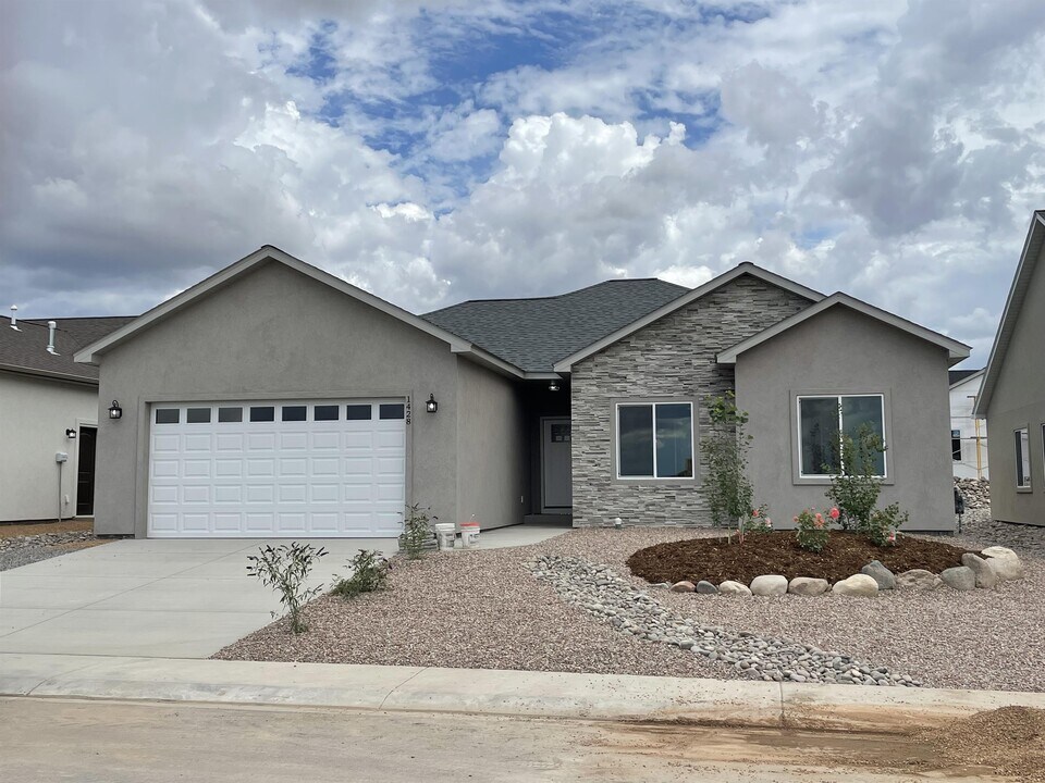 1428 Owl Creek Ave in Montrose, CO - Foto de edificio