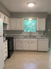 3773 Montgomery Rd in Huntsville, TX - Foto de edificio - Building Photo