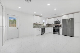 810 SW 14th Ct in Deerfield Beach, FL - Building Photo - Building Photo