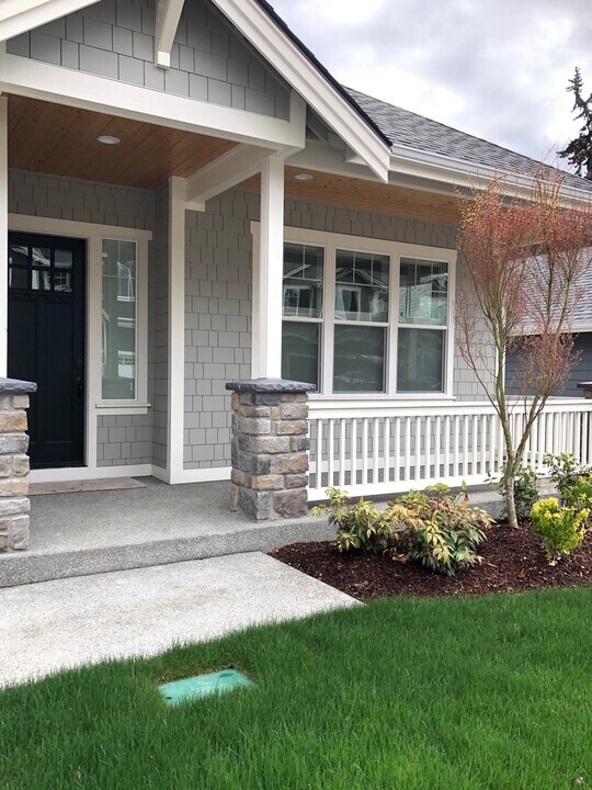 620 NE Landmark Ct in Bainbridge Island, WA - Building Photo